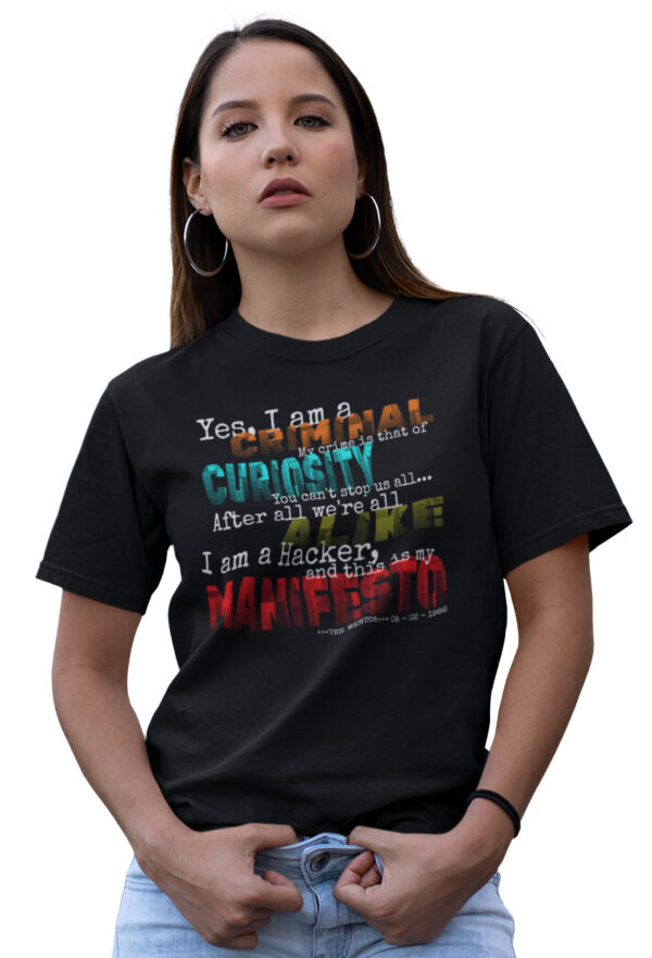 Estampa Manifesto no Preto Modelo Feminino