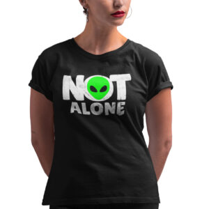 Estampa Not Alone preta no modelo feminino